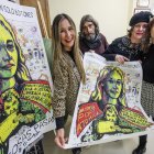 María Ordóñez, Santiago Cartujo, Encarna Aguilar y Tania Condado, con el cartel de ‘Esas cosas pasan’, en el Taller Índalo.