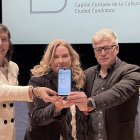 Andrea Ballesteros, Cristina Ayala y Alejandro Sarmiento muestran la aplicación presentada.