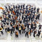 Foto de grupo de la Joven Orquesta Nacional de España que visitará cinco ciudades en su nueva gira con Vasily Petrenko en el podio.