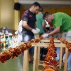 El kilométrico pincho moruno de 2010 supuso otro gran éxito en común para los vecinos de Villariezo.