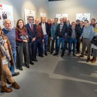 Pedro Chicote (segundo por la izquierda) posa con otros protagonistas de la muestra 'Rolando 2:15-2:45' junto al panel que relata su heroica actuación en aquella infausta jornada.