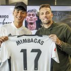 Mimbacas con el director deportivo, Michu.