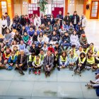 Foto de familia de los 186 escolares que han registrado los estatutos de su cooperativa en la Junta.