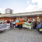 Protesta de trabajadores y familias usuarias del Centro de Educación Infantil Santa María la Mayor por la falta de cobertura de cuatro técnicos y de una persona de servicios.