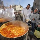Multitudinario reparto de titos en Gamonal.