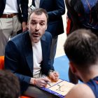 Salva Camps dando instrucciones a la plantilla en un tiempo muerto durante el partido en El Plantío ante Guipúzcoa.