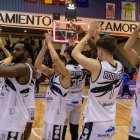 Los jugadores del Tizona agradecen el apoyo de la afición desplazada a Zamora para animar al equipo.