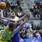 Goloman intenta lanzar, obstaculizado por un jugador del COB.