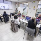 Un curso sobre el uso del smartphone desarrollado durante esta mañana en el Espacio Cyl Digital de Burgos.