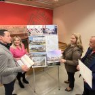 La alcaldesa y la concejal del área observan la parcela en la que se ubicará el nuevo centro cívico de la ciudad con los representantes de la empresa.