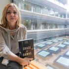 La fiscal María Boado, con un ejemplar de 'Cruce de damas', en los juzgados de Reyes Católicos.