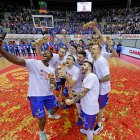 Los jugadores celebran la victoria.