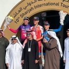 Josh Burnett, en el podio de la cuarta etapa.