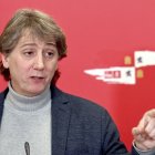 El secretario general electo del PSOECyL, Carlos Martínez, participa en un encuentro con militantes del PSOE de Burgos, junto a la portavoz de la Comisión Ejecutiva Federal y secretaria de los socialistas burgaleses, Esther Peña.