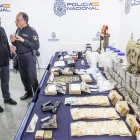 Imagen de la droga y el material incautado por la Policía Nacional.