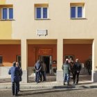 El centro municipal de la Barriada de los Ríos se repintó con uno de los programas mixtos de formación y empleo.
