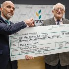 Javier Casado, director de Área de Negocio de Cajaviva Caja Rural, hace entrega de un cheque de 10.000 euros a Miguel Ángel López, vicepresidente del Banco de Alimentos.