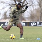 El lateral izquierdo Ghislain Konan entrenando con la equipación del Burgos CF.