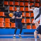 Álex Barrera con la pelota en el último entrenamiento de la plantilla antes de viajar a Castellón.