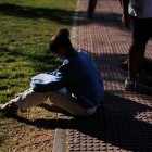 Archivo - Una estudiante repasa apuntes.