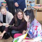 Rocío Lucas (c) visita las obras del Colegio Las Pedrizas en Soria.