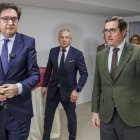 El ministro para la Transformación Digital, Óscar López, y el presidente de la CEOE, Antonio Garamendi, en Burgos.