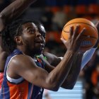 Lance Jones con el balón. Fue el MVP de los azulones.