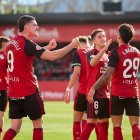 Panicheli, autor de dos goles, festeja uno de los tantos con sus compañeros sobre el césped.