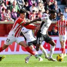Arroyo se hace con el control del balón ante varios rivales del Sporting.