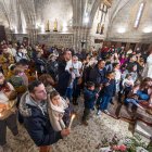 Las velas y el corro ante la pila bautismal es una de las imágenes más típicas de esta tradición del barrio de Gamonal.