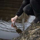 Toma de una muestra de agua para su análisis.