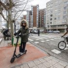 Personas abrigadas en un carril bici de la ciudad de Burgos este mes de febrero.