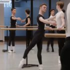 Gabriel Tudelilla durante una de las clases en la barra de clásico realizadas en el primer día.