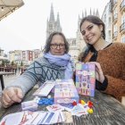 Beatriz Grifol y Sofía Sanz, con 'Skinture, Burgos Cathedral', en la plaza del Rey San Fernando.