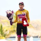 Rodrigo Álvarez, en el podio con el maillot de la combatividad.