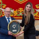 Carolina Álvarez entrega el Báculo de Oro 2025 a Roberto Balbás.