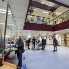 Ciudadanos haciendo diversas gestiones en el Ayuntamiento de Burgos, en el edificio de Plaza Mayor, 1.