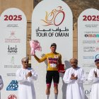 odrigo Álvarez, en el podio final del Tour de Omán.