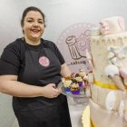 Sara Ordóñez posa sonriente en el mostrador de su negocio con unos ‘cupcakes’ recién hechos y una tarta de muestra.
