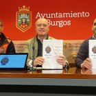 El concejal de Seguridad, Ángel Manzanedo, junto al jefe de la agrupación de protección civil, Lorenzo Bernabé (izda); y el jefe de la sección, Telmo Ruiz.