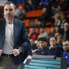 Salva Camps camina por la banda de la cancha de El Plantío en el partido ante Menorca.