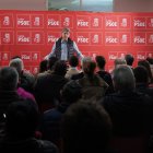 El secretario general electo del PSOE CyL, Carlos Martínez, durante su encuentro con militantes del PSOE de Villablino (León).
