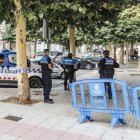 Control policial en la calle Briviesca, foco de numerosas peleas durante los fines de semana.