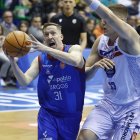 Lapornik lucha por abrirse camino ante un rival.