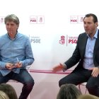 Carlos Martínez y Óscar Puente en una reunión con la militancia del PSOE de Castilla y León.
