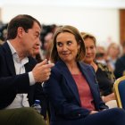 Archivo - El presidente autonómico del PP, Alfonso Fernández Mañueco, y la secretaria general del PP, Cuca Gamarra, durante un acto de precampaña del Partido Popular, en el Hotel IBB Recoletos Coco, a 27 de abril de 2023, en Salamanca, Castilla y León (Es.