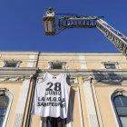 El vehículo autoescala de los Bomberos de Burgos ha ayudado a desplegar la camiseta interior gigante que anuncia la fecha del concierto.