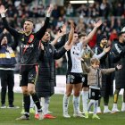 Cantero celebra con sus compañeros y la afición el triunfo ante el Racing.