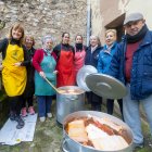 El grupo de vecinos que pusieron ayer las ollas al fuego con la cecina que se repartira el proximo sabado en la Plaza de San Pedro de la Fuente.