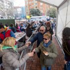 Instante del reparto de cecina en el barrio de San Pedro de la Fuente y Fuentecillas.